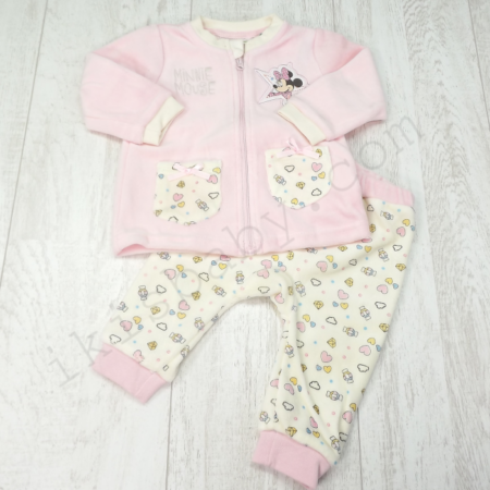Fato de treino para menina em veludo estampado. Conjunto composto por calças com casaco. Super fofinho e confortável. Composição: 80% algodão e 20% poliéster.