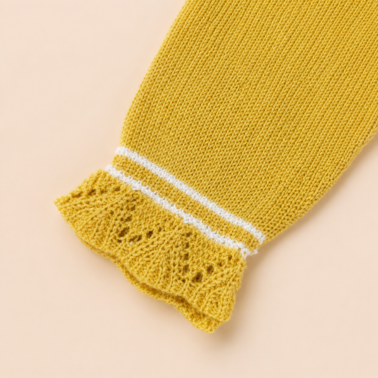 pormenor de punho do bolero em malha amarelo