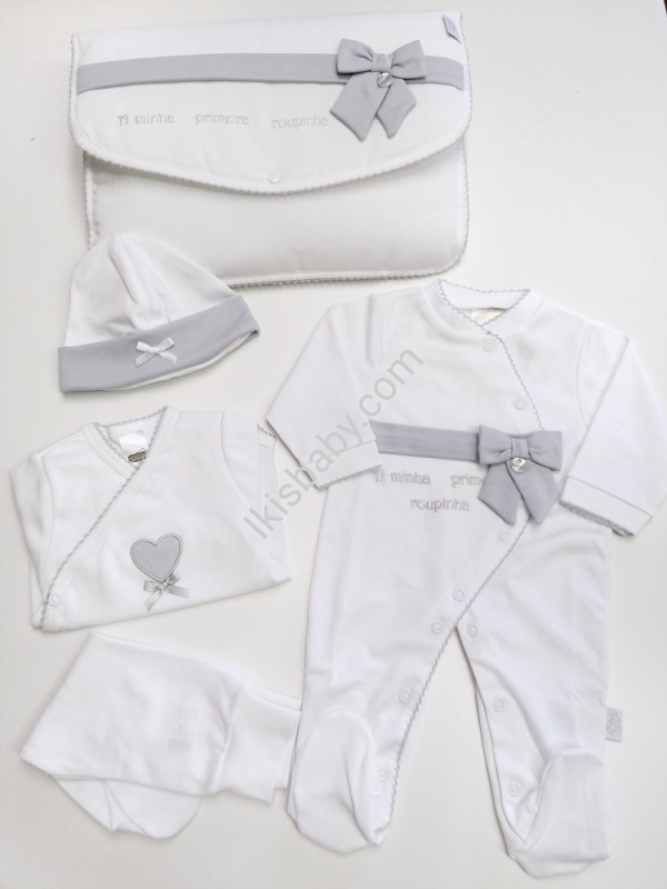 Primeira Roupa branco e cinza