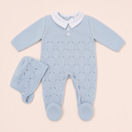 Conjunto de bebé em malha azul claro: babygrow com gola branca e ponto calado + touca combinada, manga comprida e pés fechados | ikisbaby