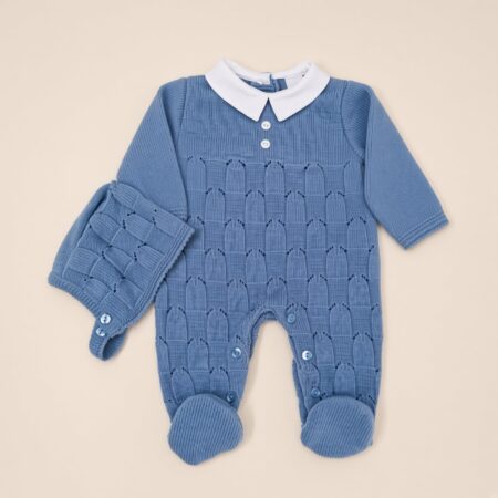 Conjunto de bebé em malha azul indigo: babygrow com gola branca e ponto calado + touca combinada, manga comprida e pés fechados | ikisbaby