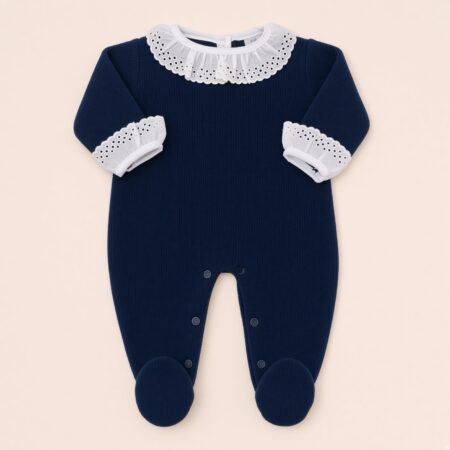 Babygrow de malha azul marinho com gola Peter Pan de bordado inglês branco e punhos combinados, manga comprida e pés fechados