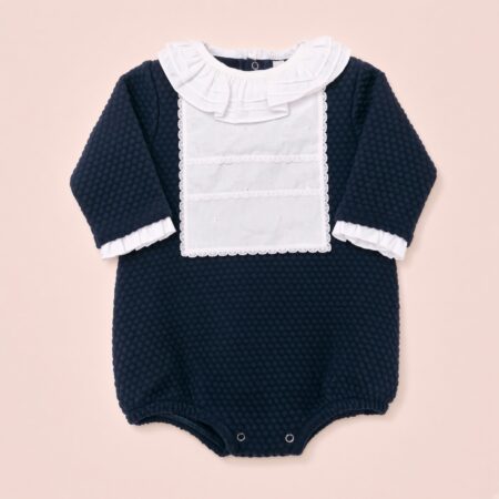 Fofo de bebé em algodão azul marinho texturado, gola franzida branca e painel frontal com renda, mangas compridas e forma bubble com botões | ikisbaby