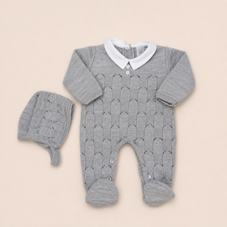 Macacão para bebé em malha com touca. Cor cinza, gola branca | ikisbaby