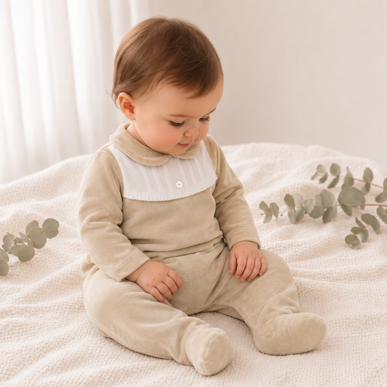Babygrow em veludo com gola, cor neutra areia | ikisbaby