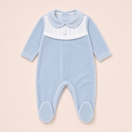 Babygrow de bebé em veludo azul claro, gola Peter Pan branca com detalhe de renda e botão, mangas compridas e pés fechados | ikisbaby