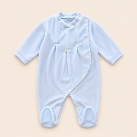babygrow veludo azul com 3 laçosno peito