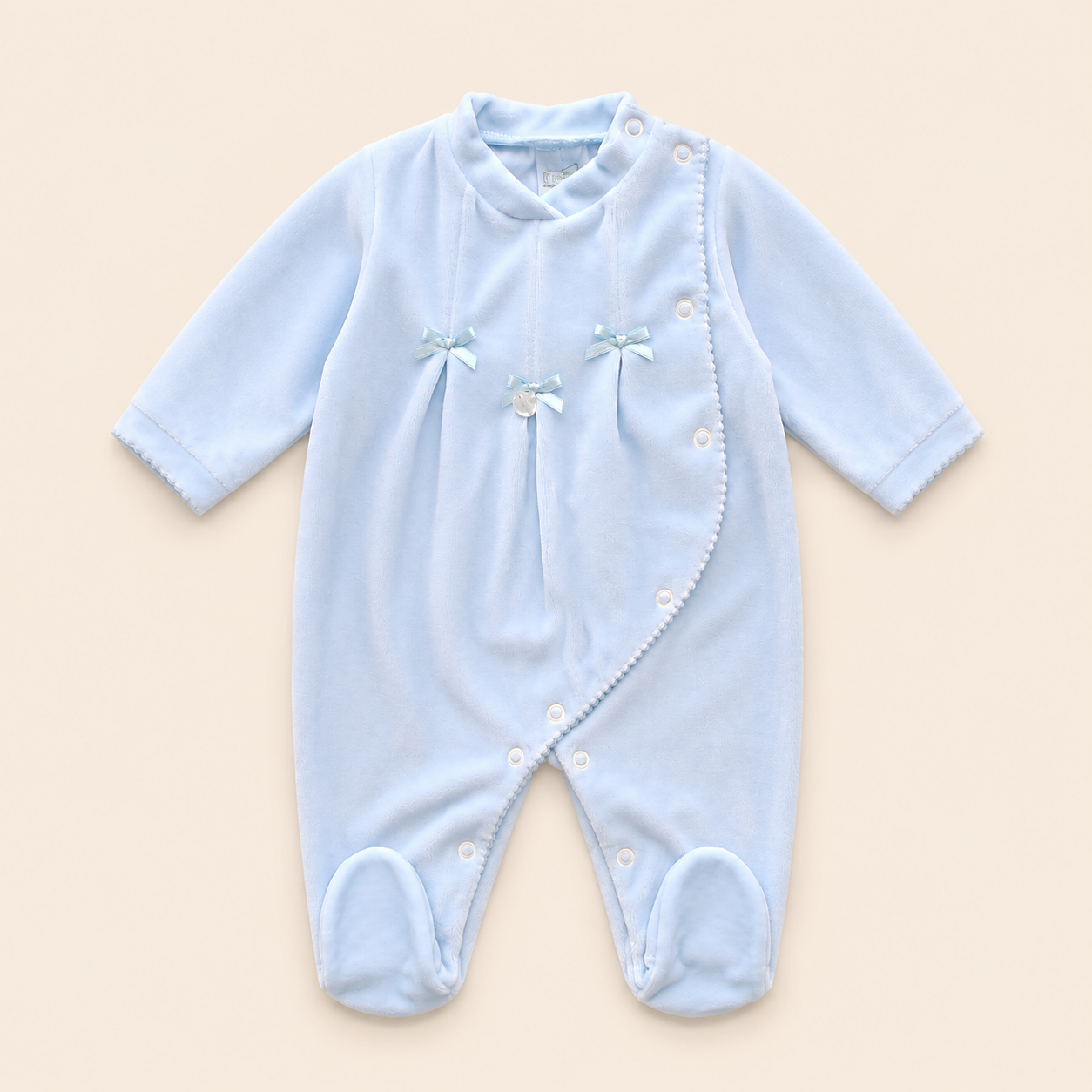 babygrow veludo azul com 3 laçosno peito